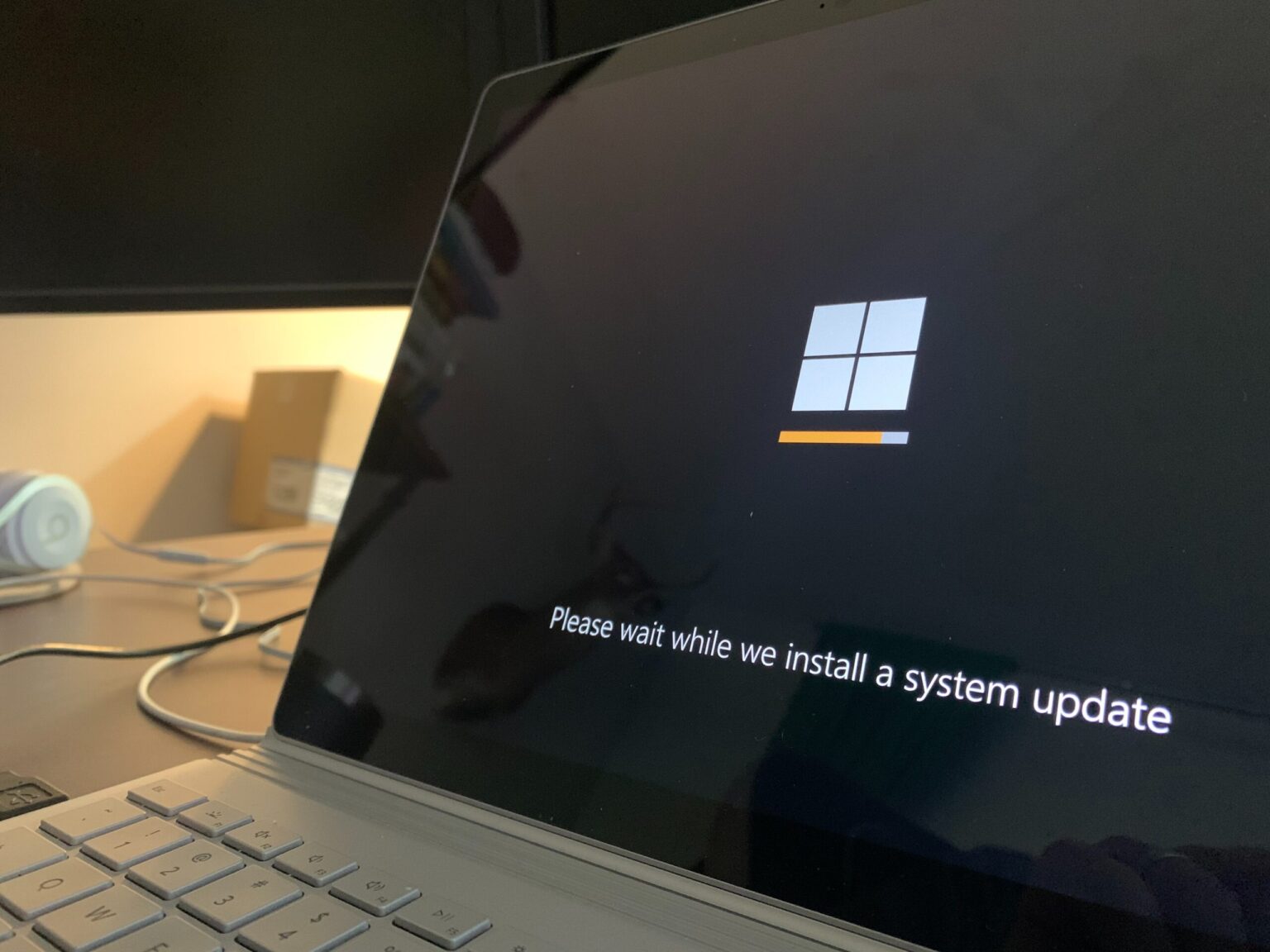 Aktualizacja systemu windows na ekranie laptopa