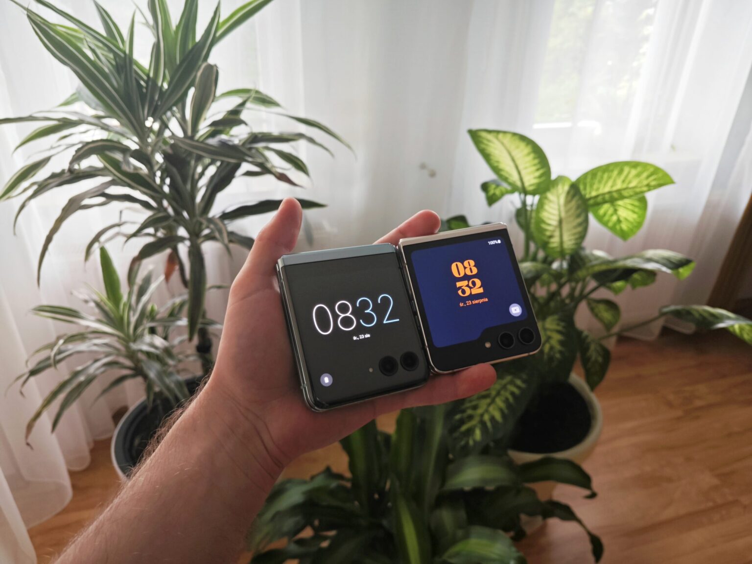 Przygotuj się na nowy rok szkolny i zainstaluj aplikację do organizacji swojego planu lekcji Motorola RAZR 30 Ultra vs Galaxy Z Flip 5