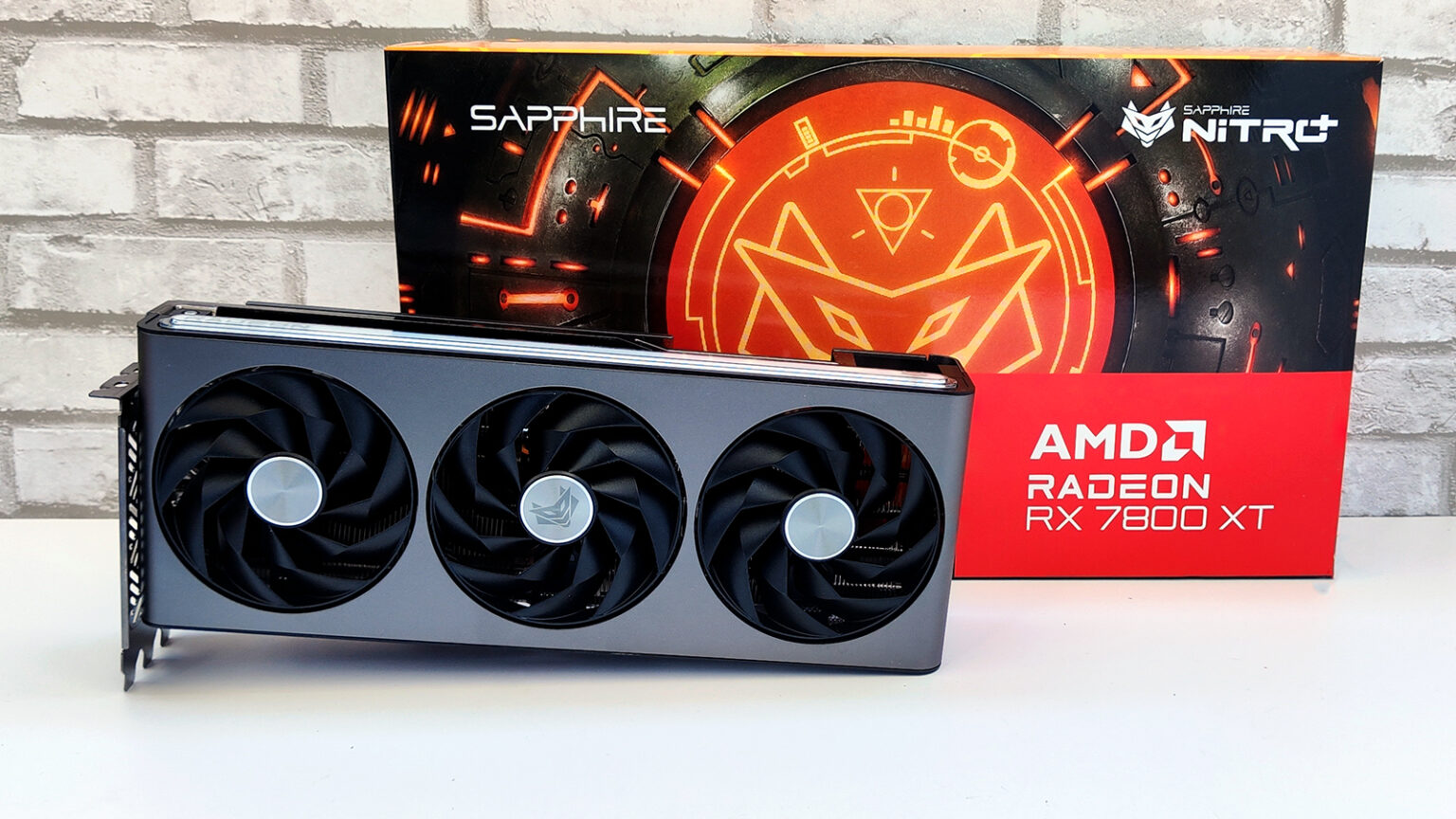 Sapphire RX 7800 XT Nitro+ karton fot. D.Kujawski