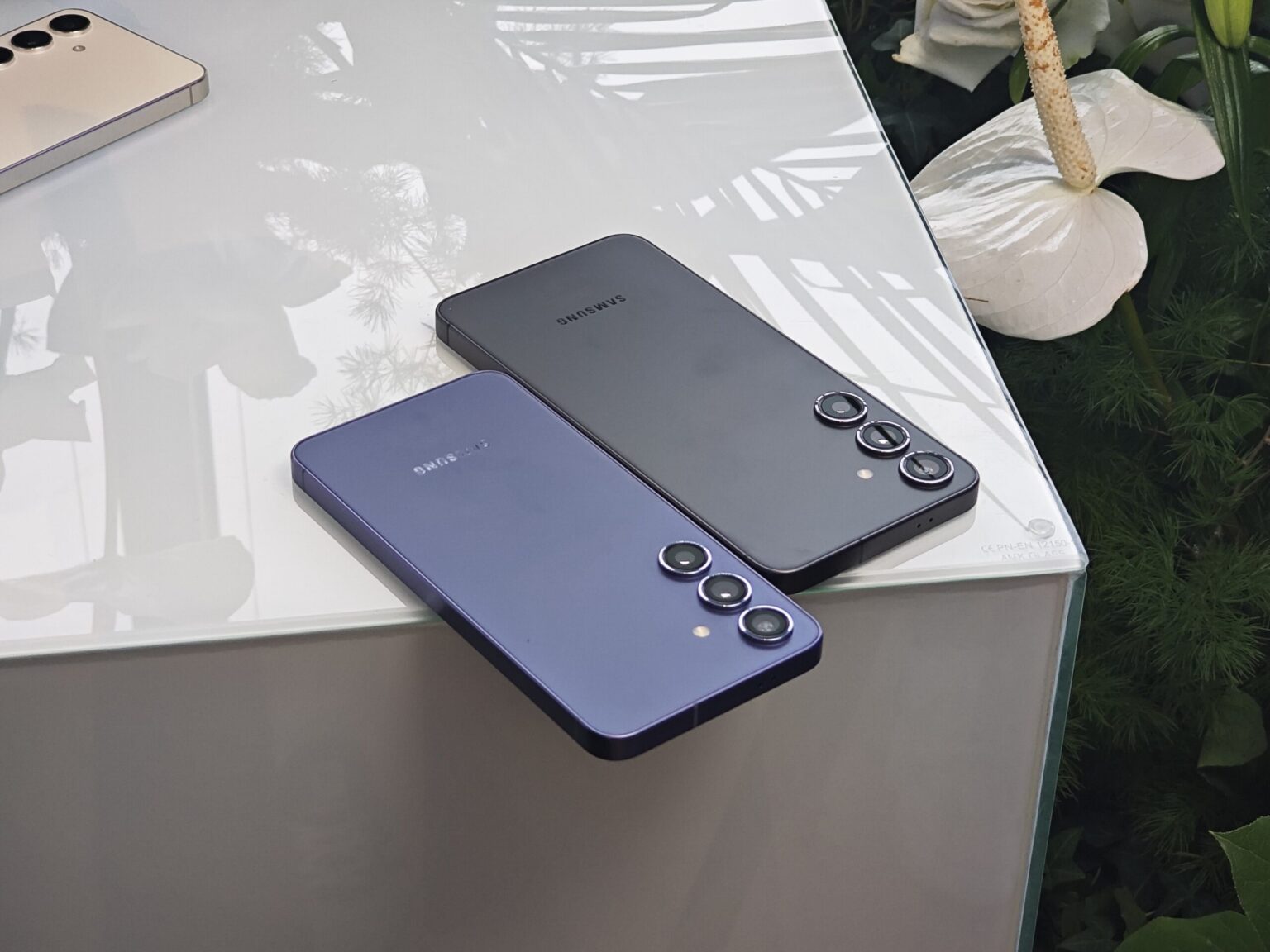 One UI 6.1 – czy usługi Galaxy AI będą płatne? Sprawdź, co już dzisiaj wiemy na ten temat Galaxy S24 w kolorze czarnym i fioletowym