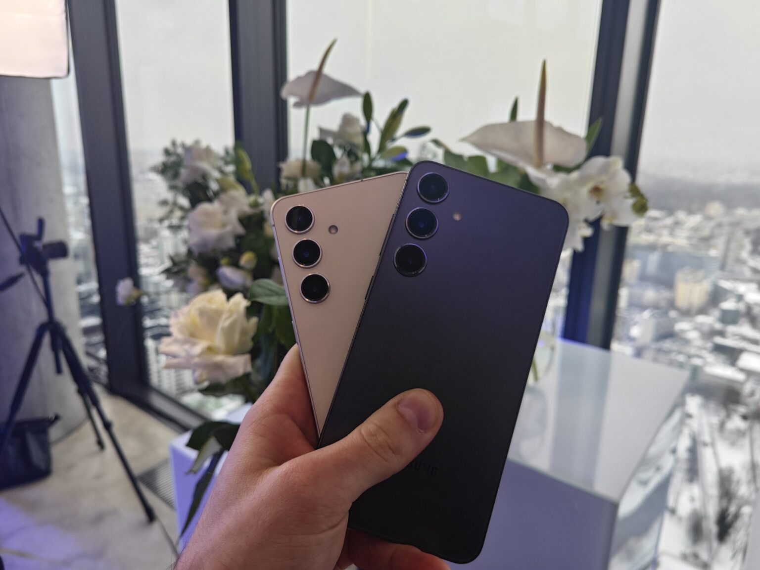 Galaxy S24 w kolorze żółtym i fioletowym