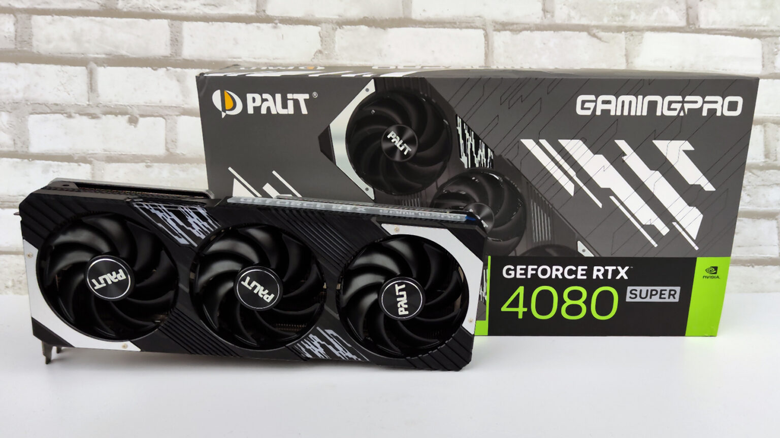Tę kartę dopasujesz do swojego stylu. Sprawdziłem Palit GeForce RTX 4080 Super GamingPro OC Palit RTX 4080 Super GamingPro karton fot. D.Kujawski