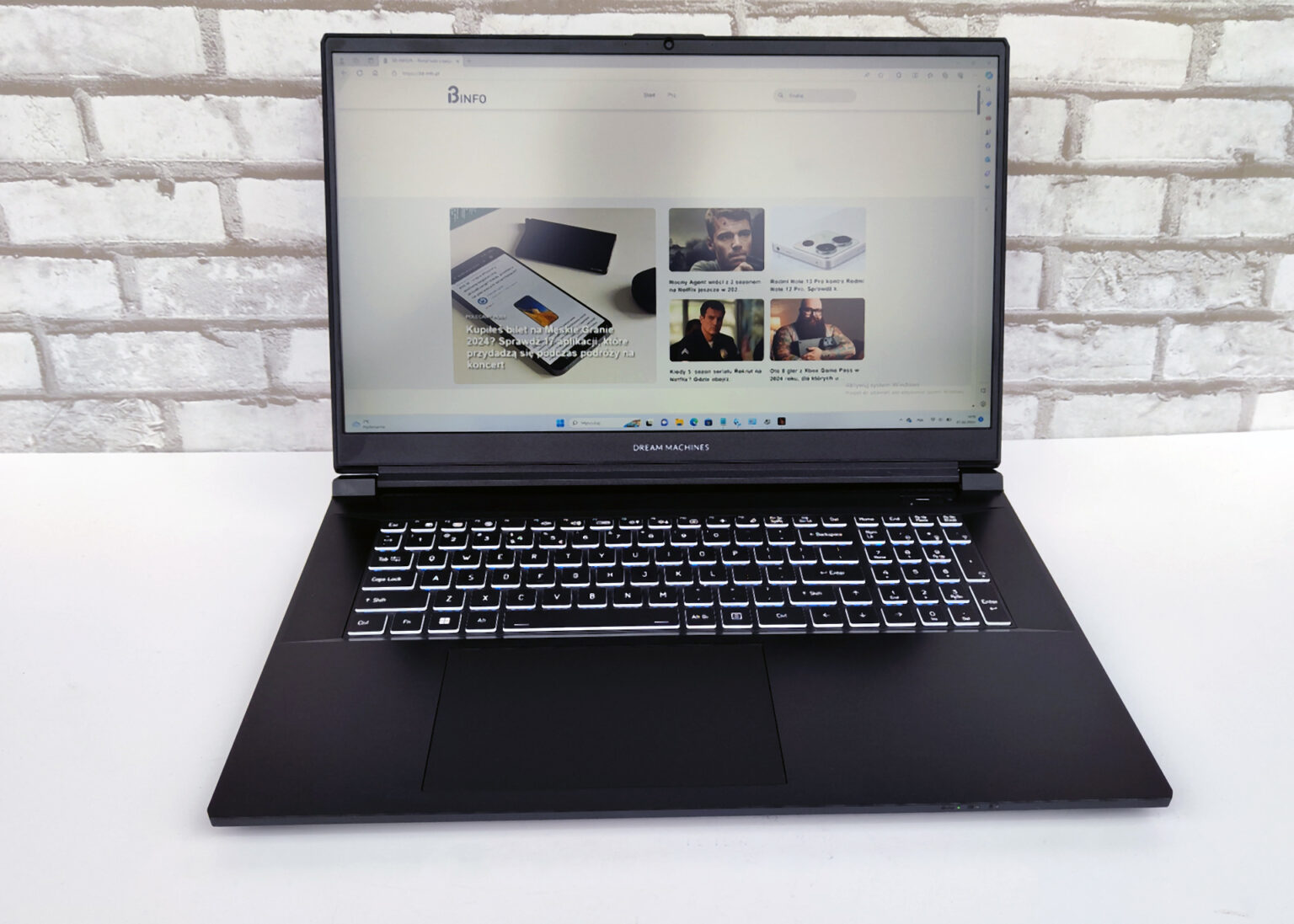 Dreadm Machines RG4050-17PL24 laptop