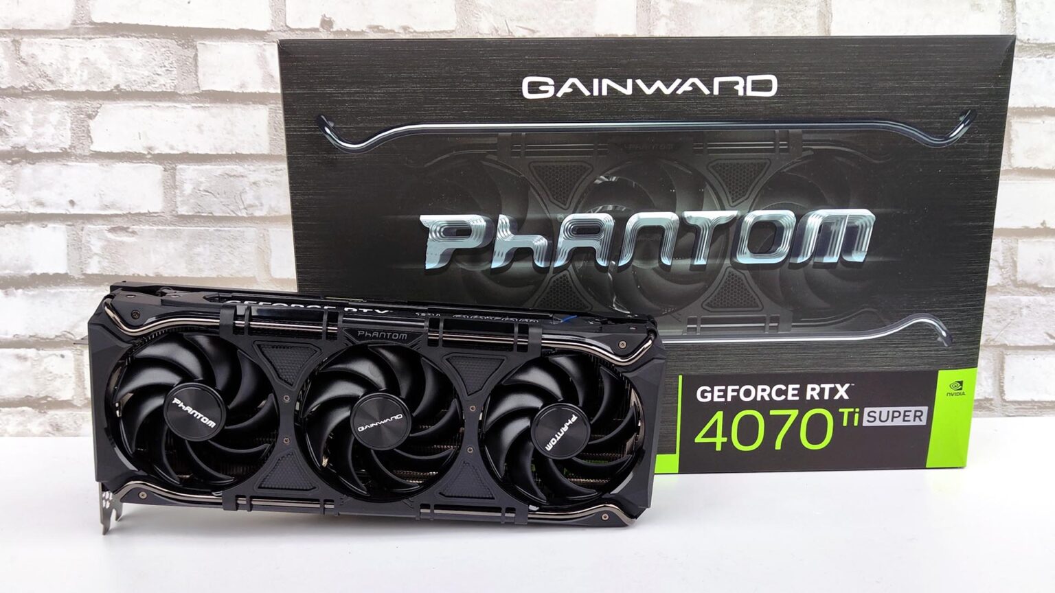 Gainward GeForce RTX 4070 Ti SUPER Phanto karta i karton