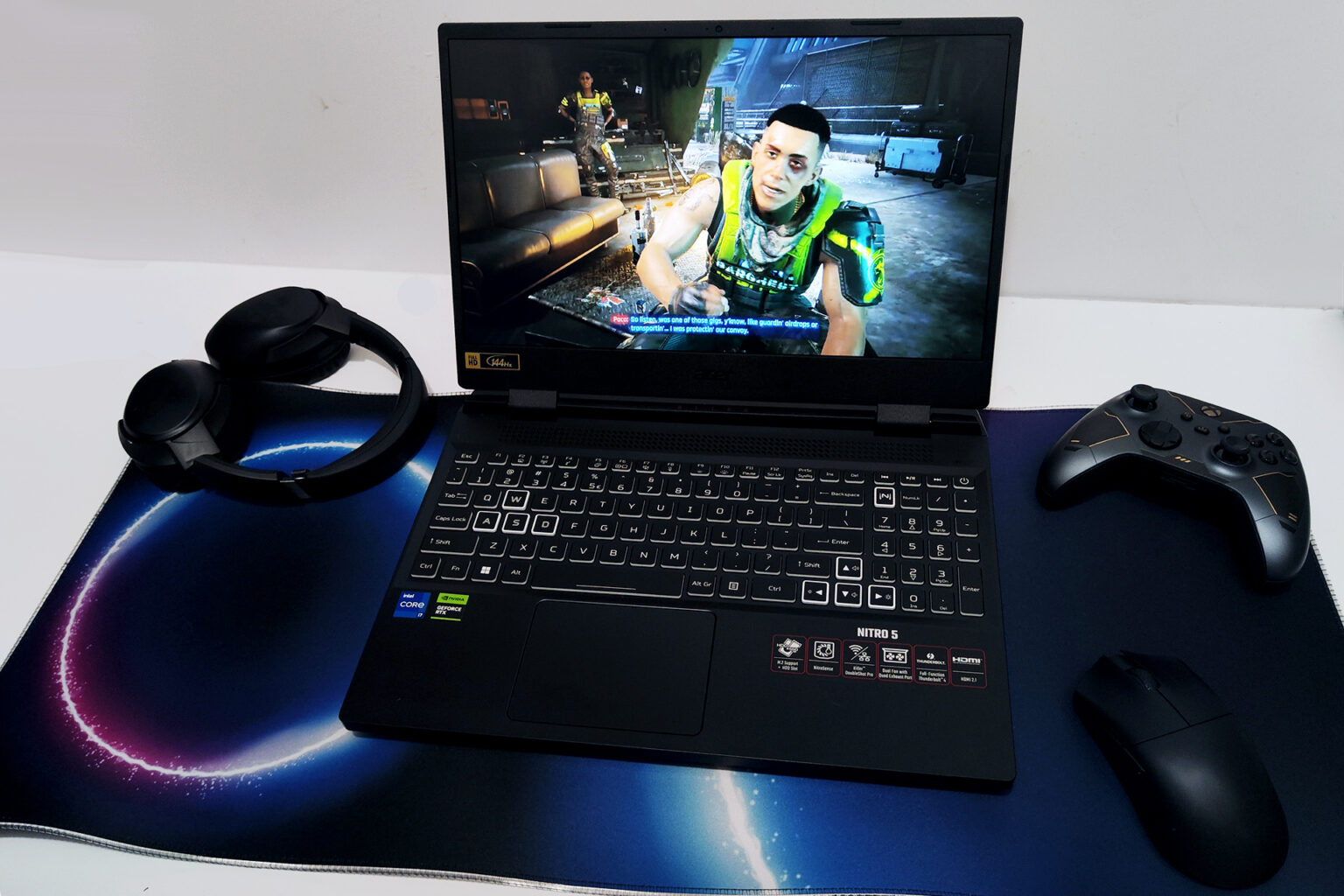 DLSS to przyszłość gamingu? Sprawdzam, jak dziś prezentuje się technologia NVIDII i co czeka nas w przyszłości Laptop Acer Nitro 5 AN515-58-7421 po skosie gaming fot. D.Kujawski