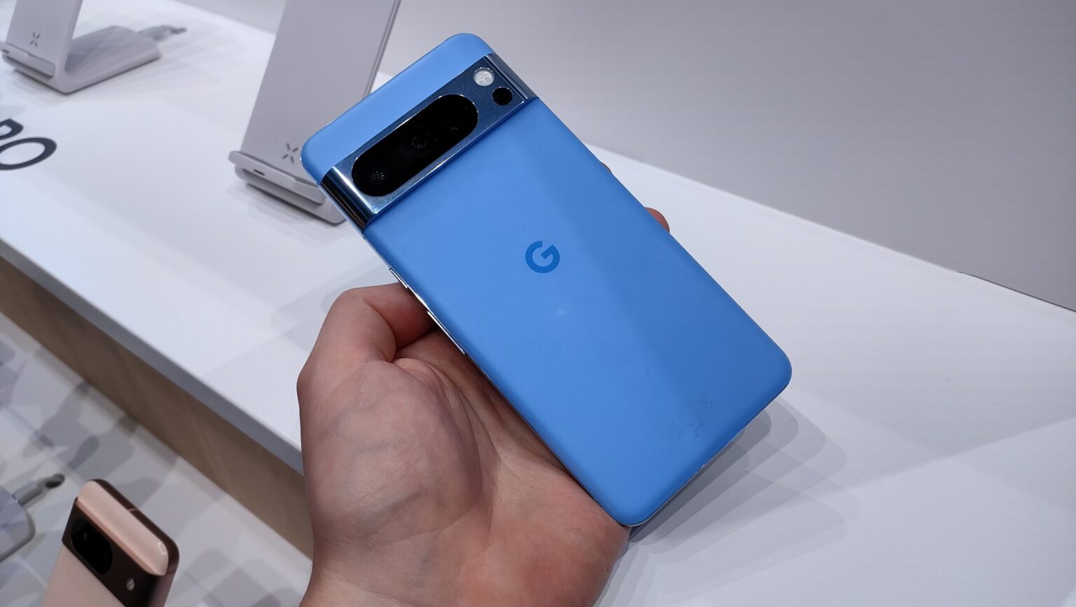 Pixel 8A w kolorze niebieskim