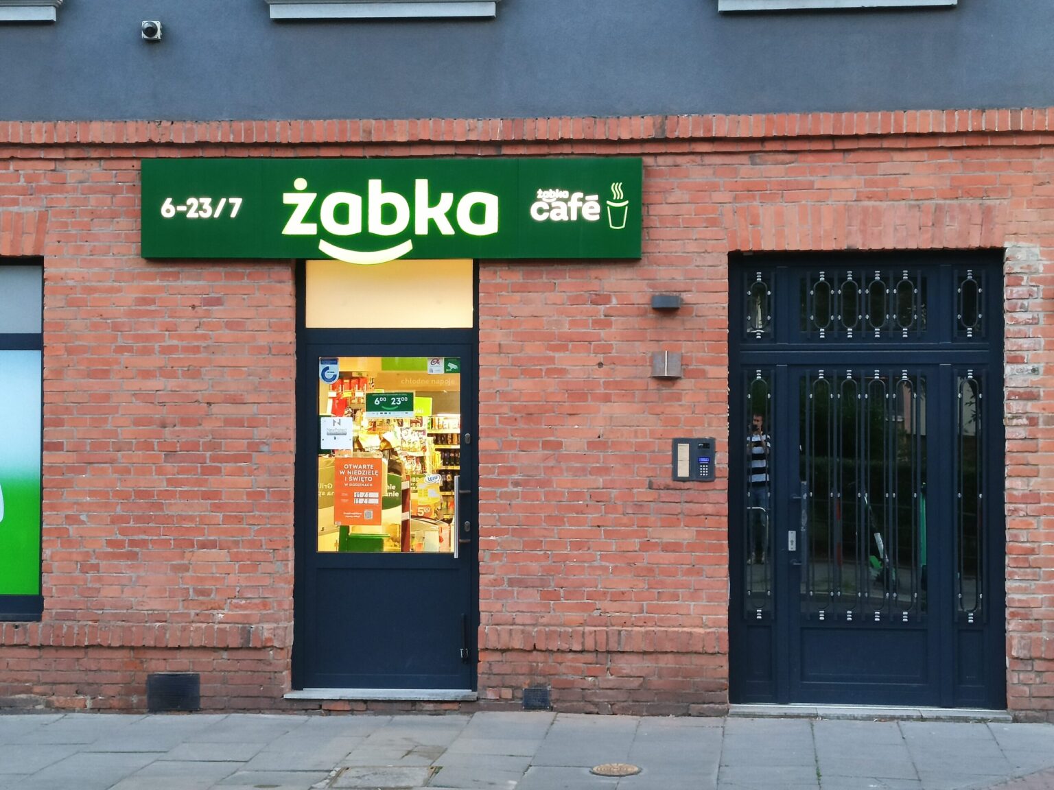 Uważaj na fałszywe reklamy podszywające się pod Żabkę! Możesz wiele stracić salon żabka