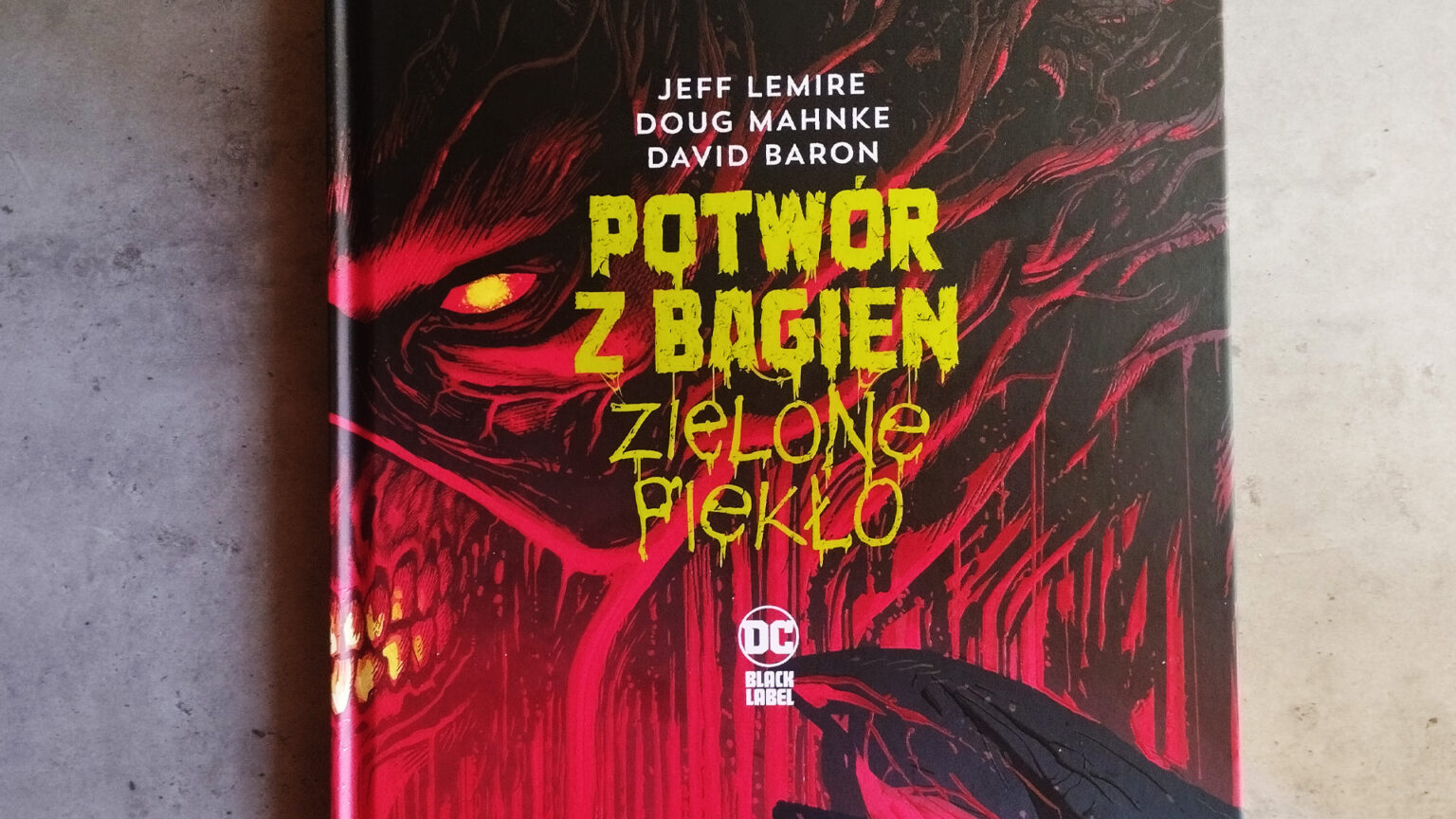 Potwór z bagien. Zielone piekło – recenzja komiksu Okładka komiksu Potwór z bagien. Zielone Piekło