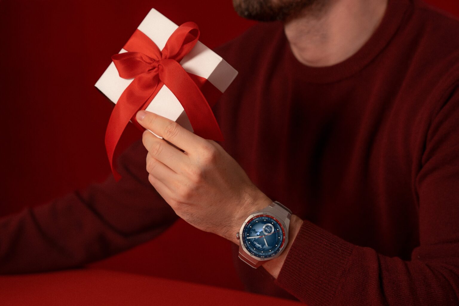 Mężczyzna z założonym smartwatchem Huawei Watch GT 5 Pro