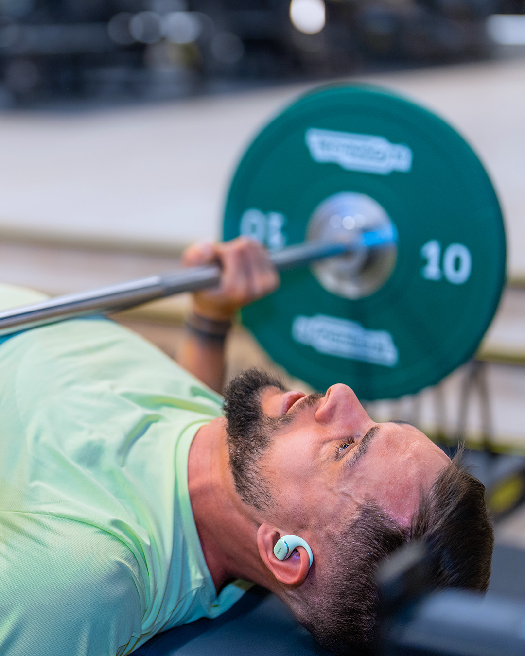 Mężczyzna na siłowni ze słuchawkami huawei freearc