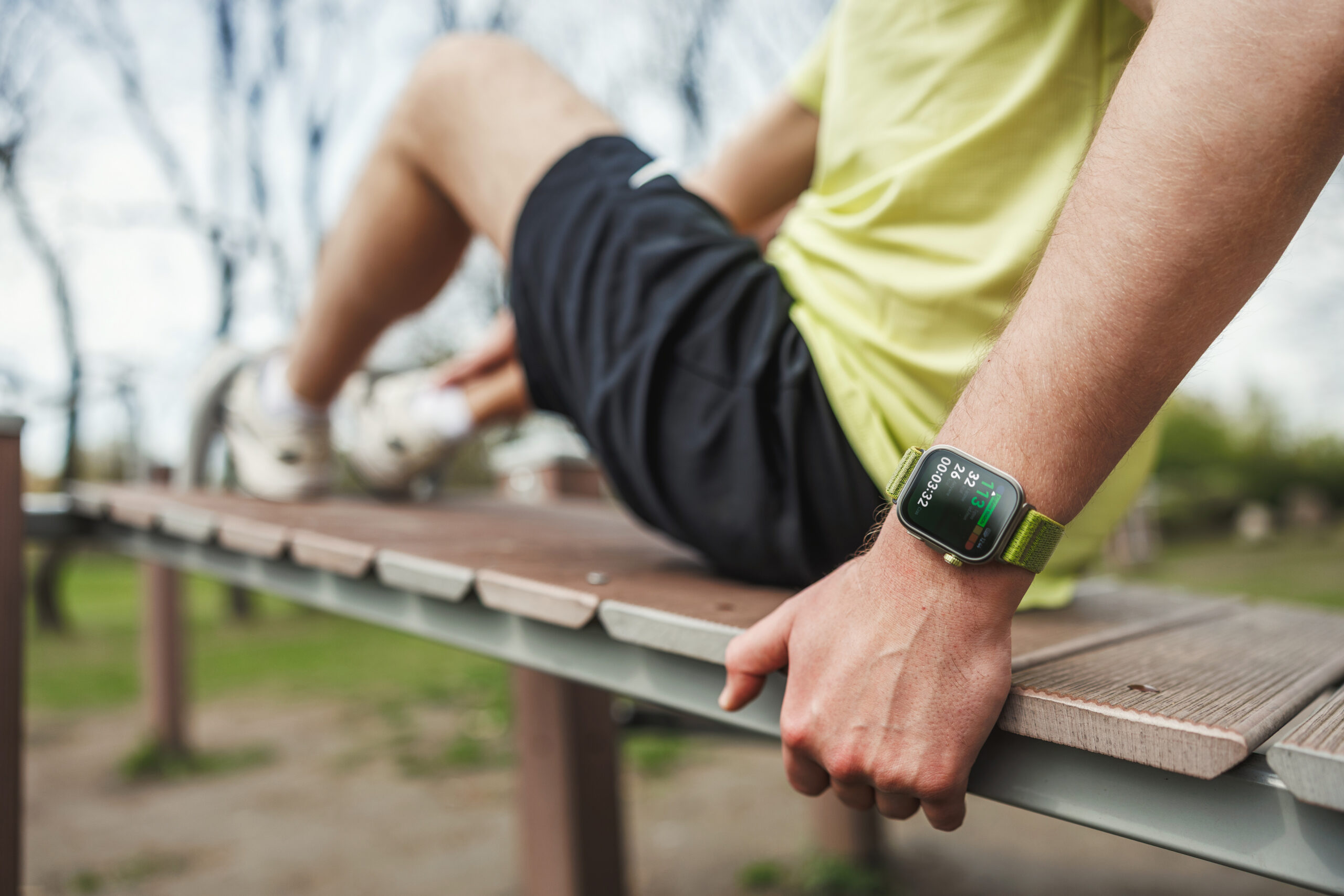 Huawei Watch Fit 4 Pro na męskiej ręce.