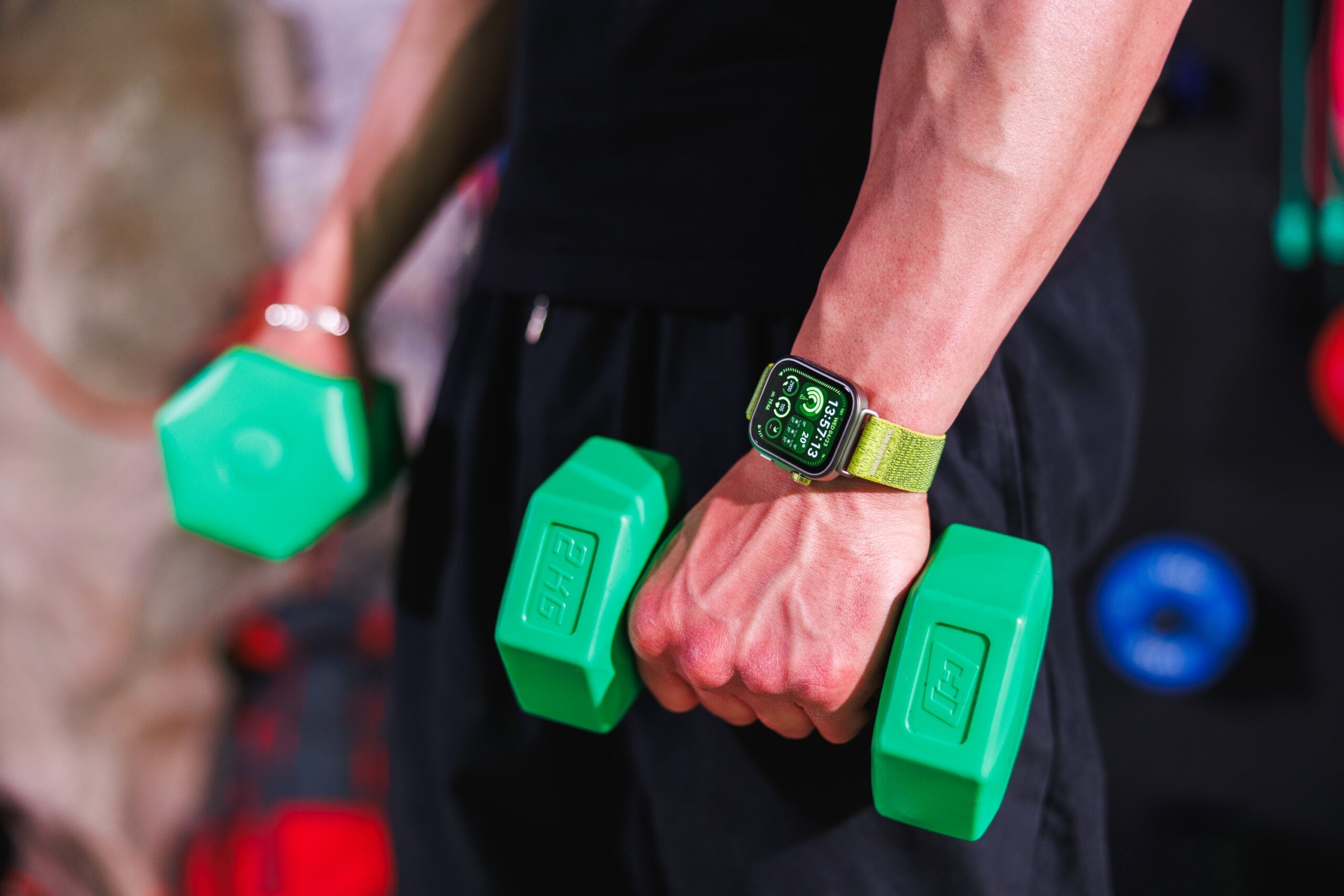 Huawei Watch Fit 4 na męskim nadgarstku.