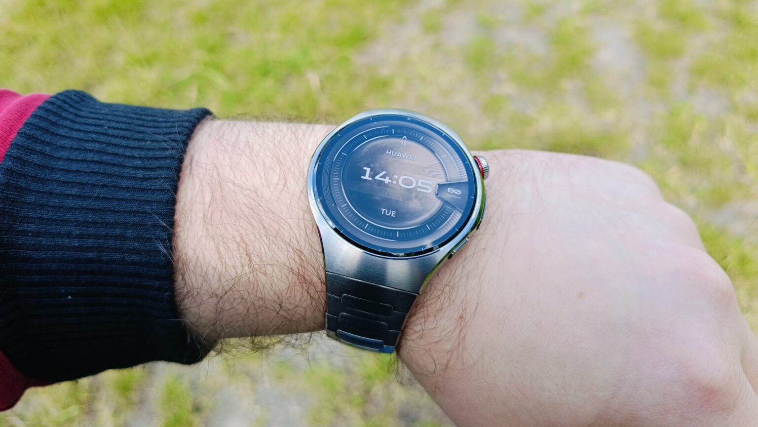 Huawei Watch 5 na ręku