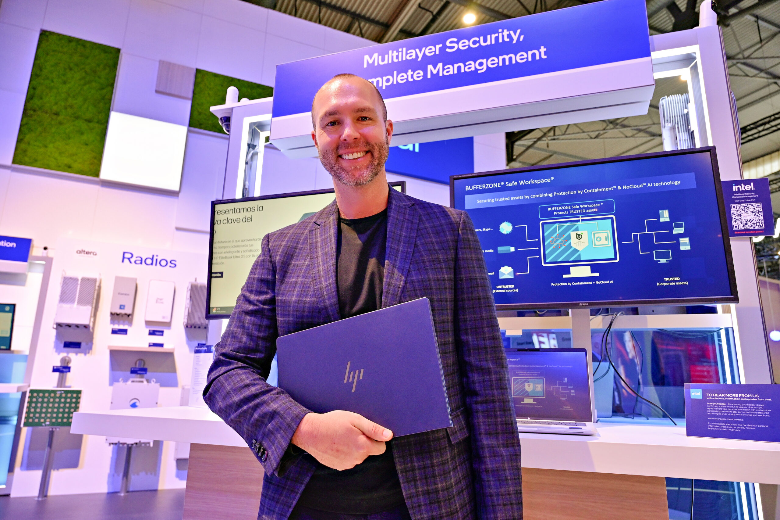 Cory McElroy, wiceprezes ds. zarządzania produktami komercyjnymi w HP, odwiedza stoisko firmy Intel na targach Mobile World Congress 2025 w Barcelonie