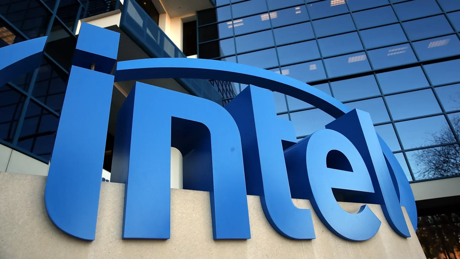Intel porzuca Polskę? Zwolnienia, restrukturyzacja i powrót do korzeni