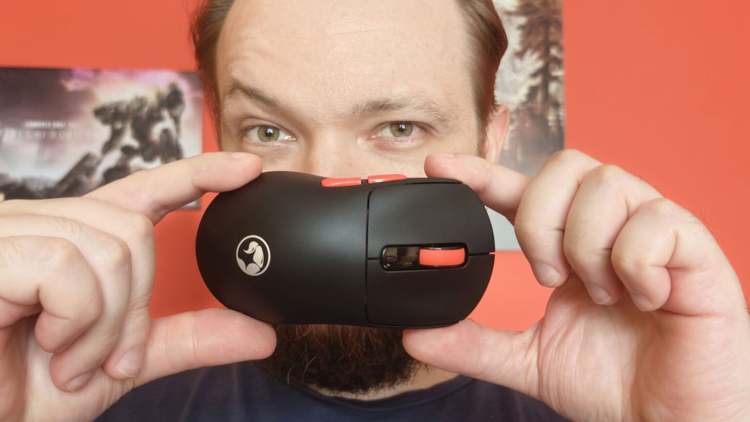 myszka marvo w rękach