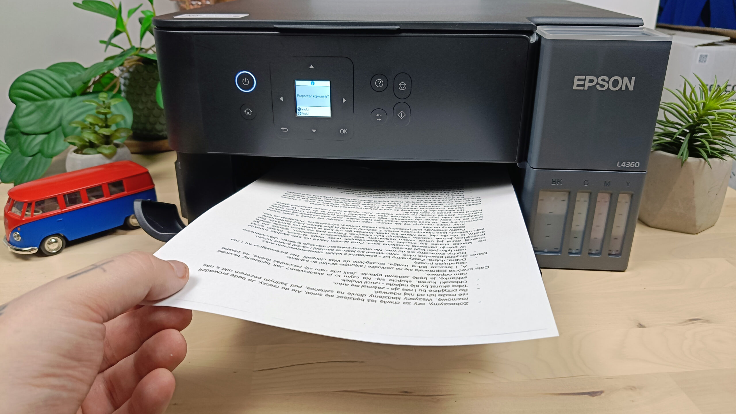 Wyciąganie kartki z podajnika z drukarki Epson EcoTank L4360