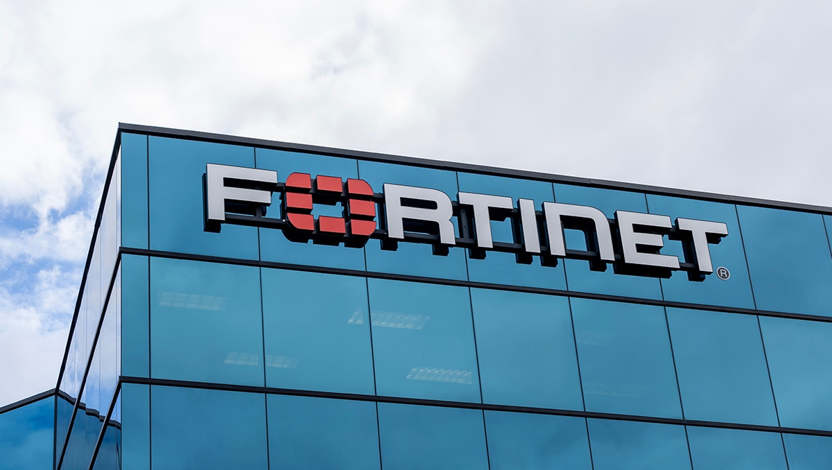 Hakerzy atakują – Fortinet pod ostrzałem: aktywne ataki wykorzystują krytyczną lukę SAML SSO