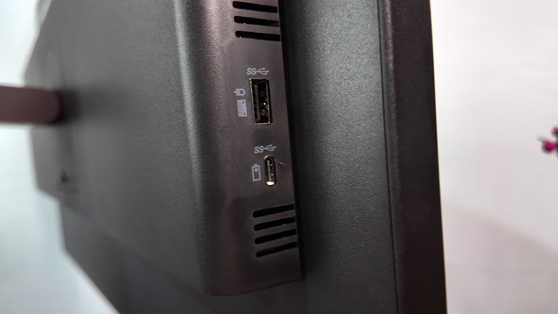 Gniazda na boku monitora Lenovo ThinkVision P27QD-40