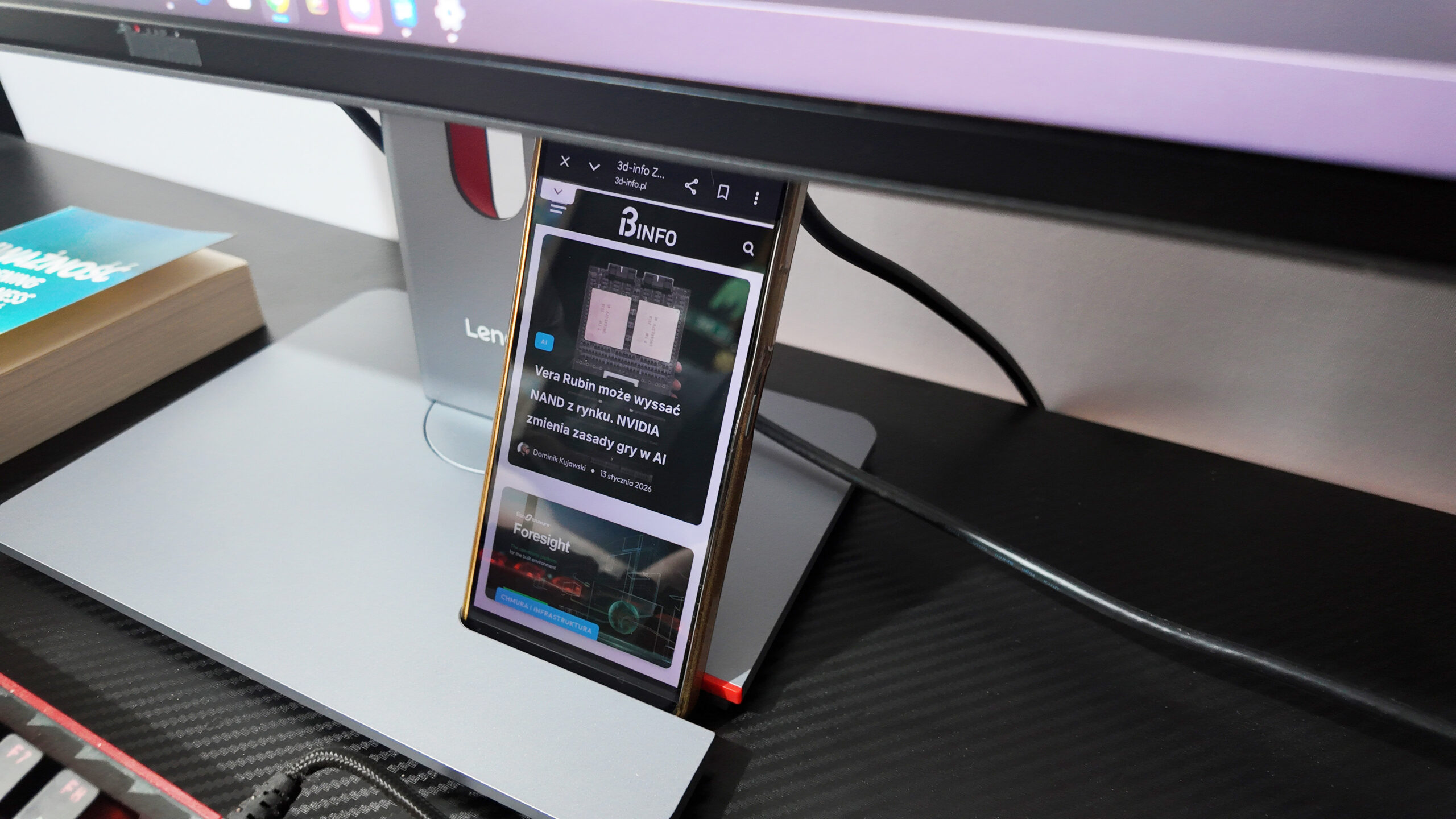 Smartfon w uchwycie w monitorze Lenovo ThinkVision P27QD-40